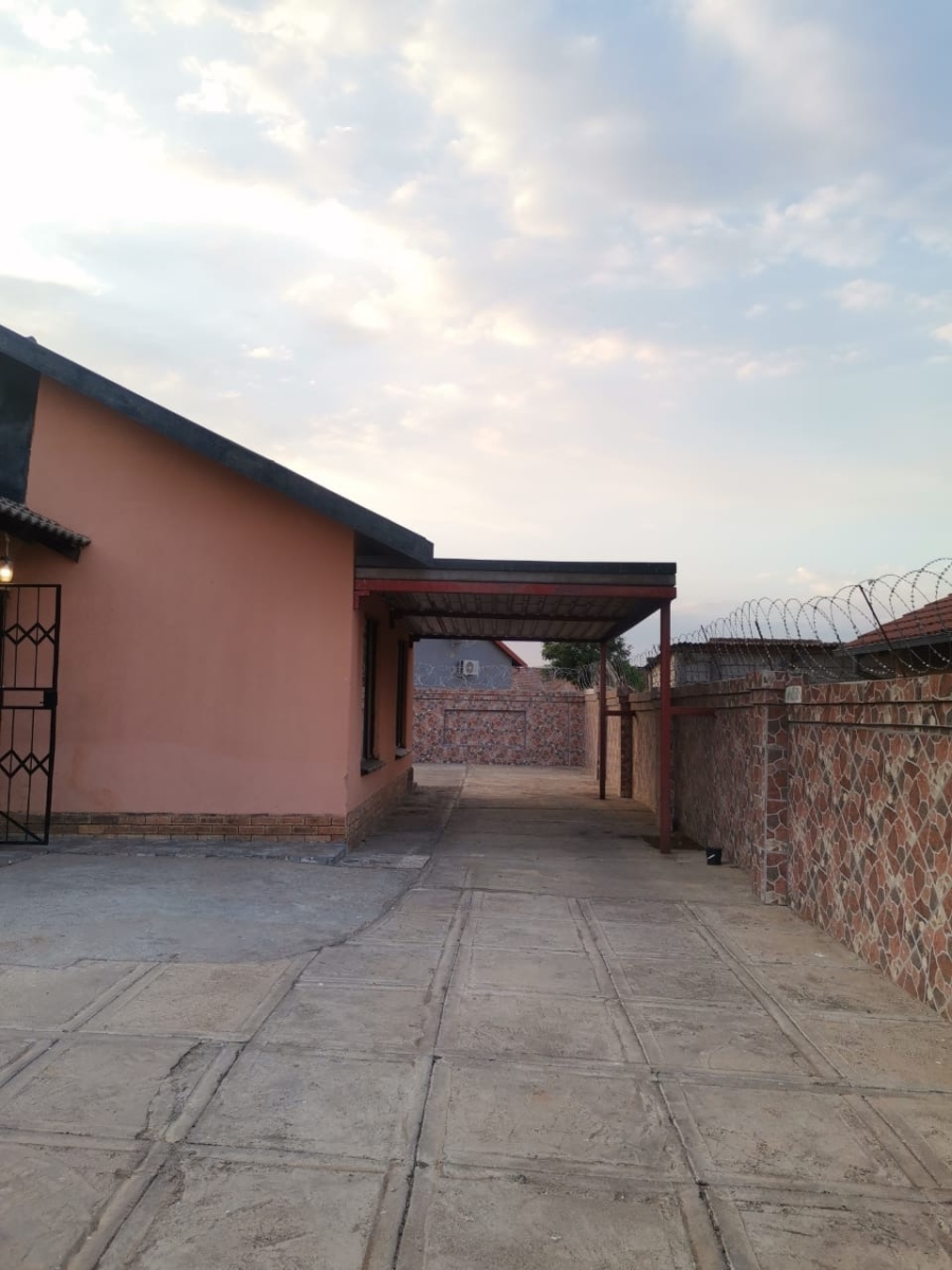To Let 3 Bedroom Property for Rent in Tlhabane West North West